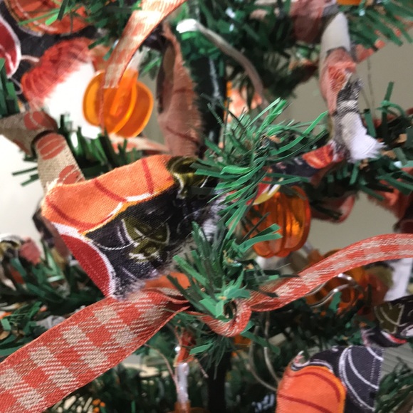 “Gnome Sweet Gnome" Fall Tree - Picture 4 of 7